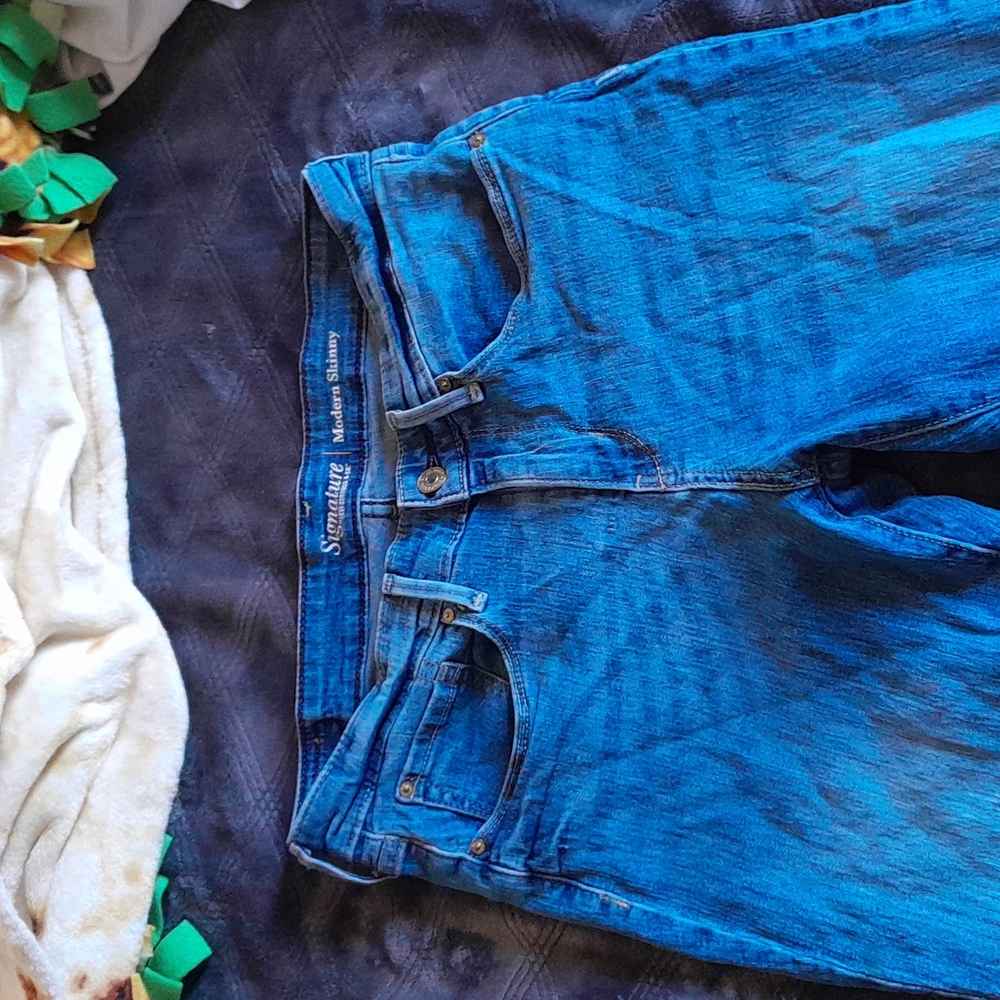 Size 6 straight leg signature Levi and Strauss blue jeans